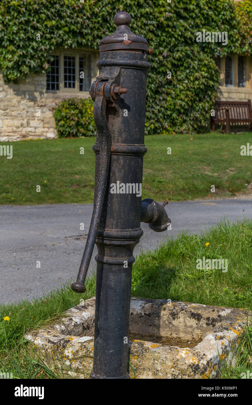 Wasserpumpe auf dem Dorfplatz in Little Barrington, Gloucestershire Stockfoto