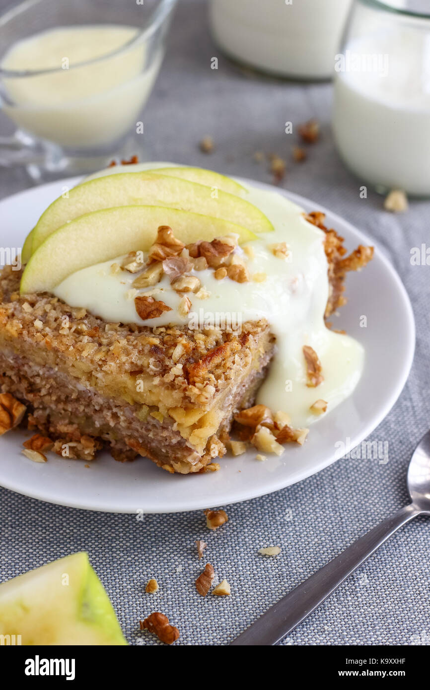 Frühstück Haferflocken Backen mit Äpfeln Stockfoto