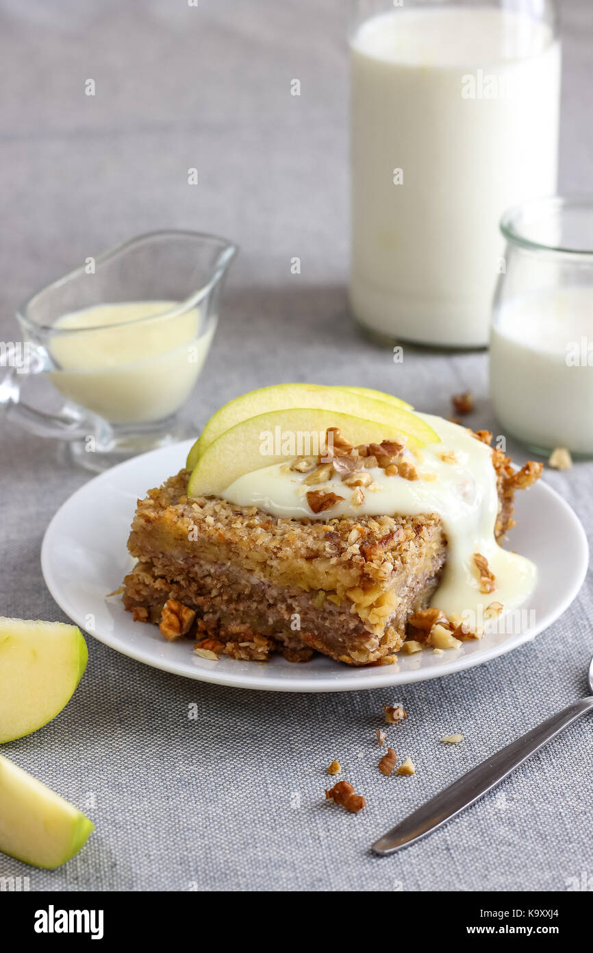 Frühstück Haferflocken Backen mit Äpfeln Stockfoto