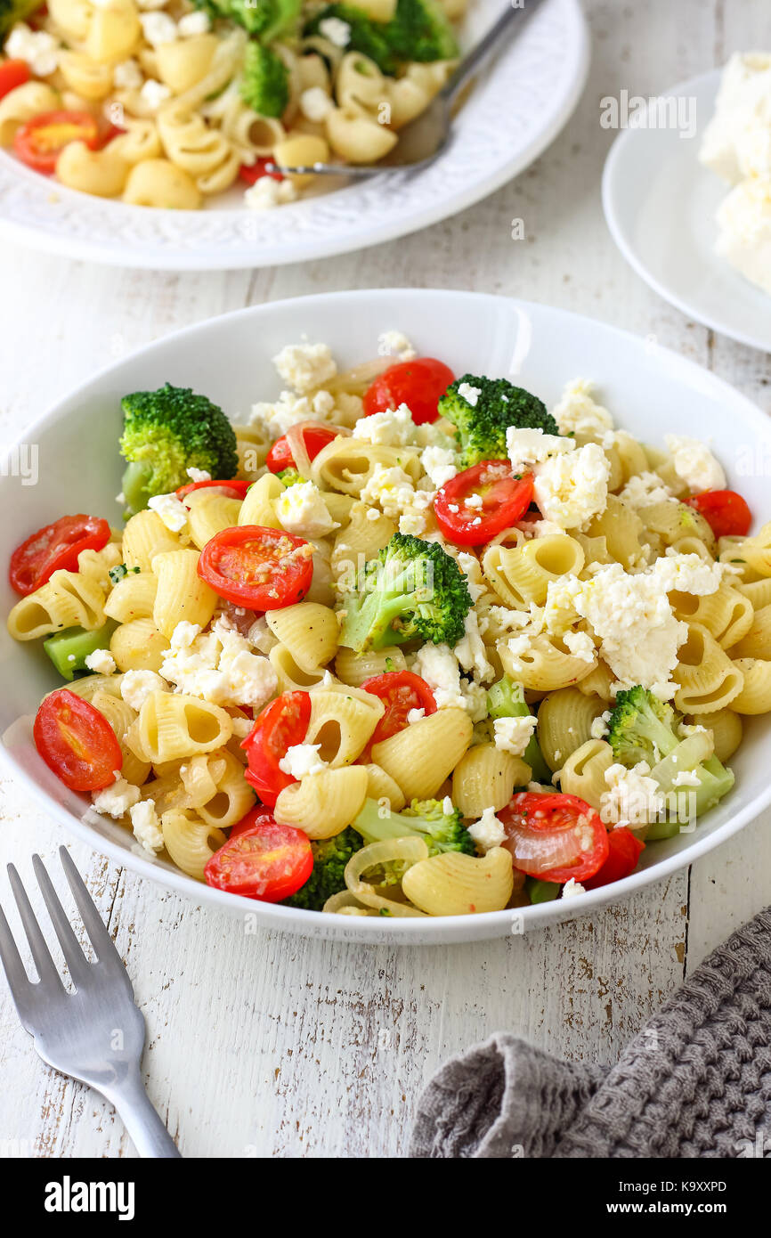Nudelsalat mit Brokkoli, Tomaten und Feta Stockfotografie Alamy