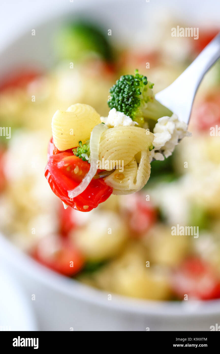 Nudelsalat mit Brokkoli, Tomaten und Feta Stockfotografie - Alamy