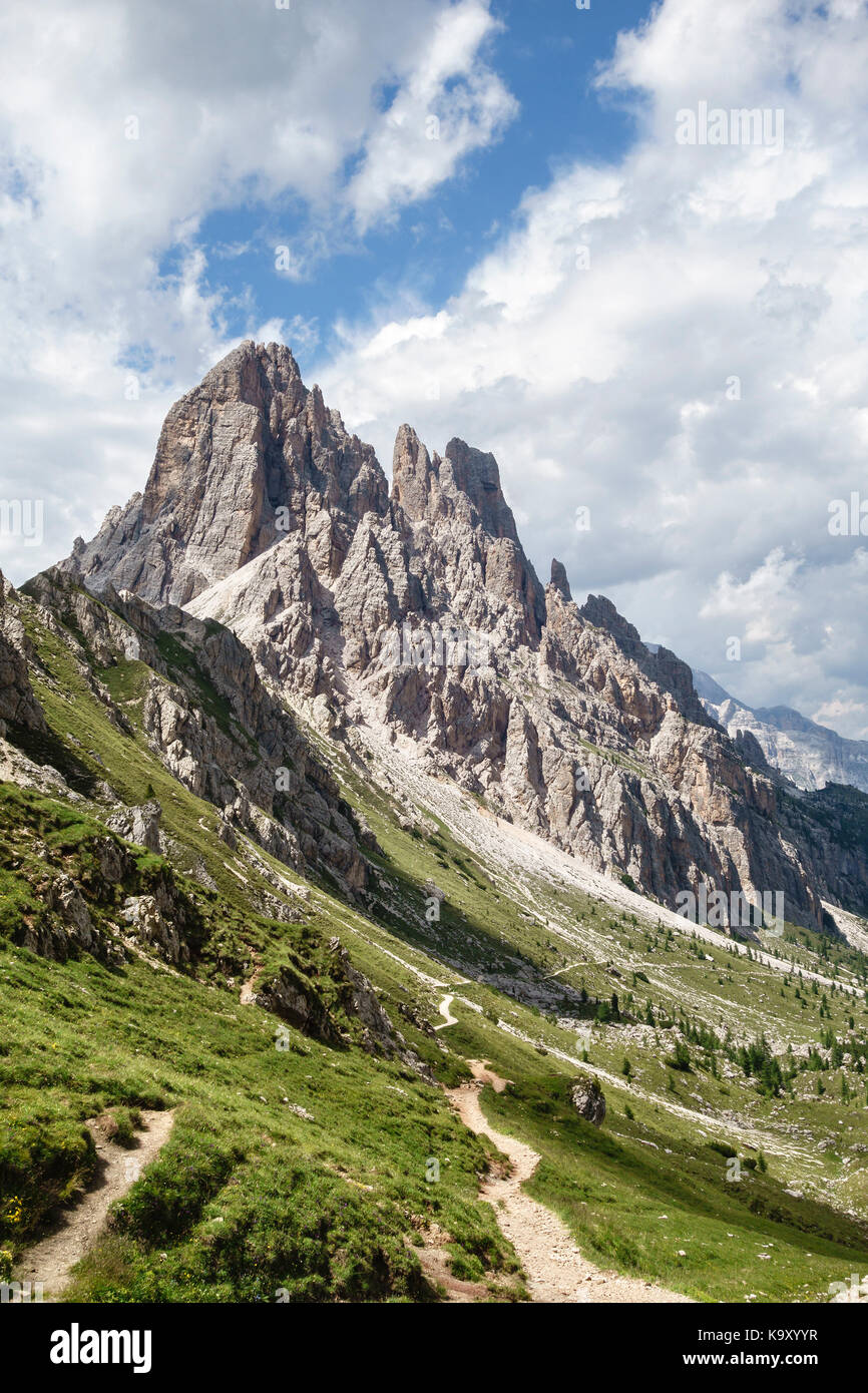 Die Dolomiten, Norditalien. Die Alta Via 1 langen Fußweg am Pass von Forcella Ambrizzola Stockfoto