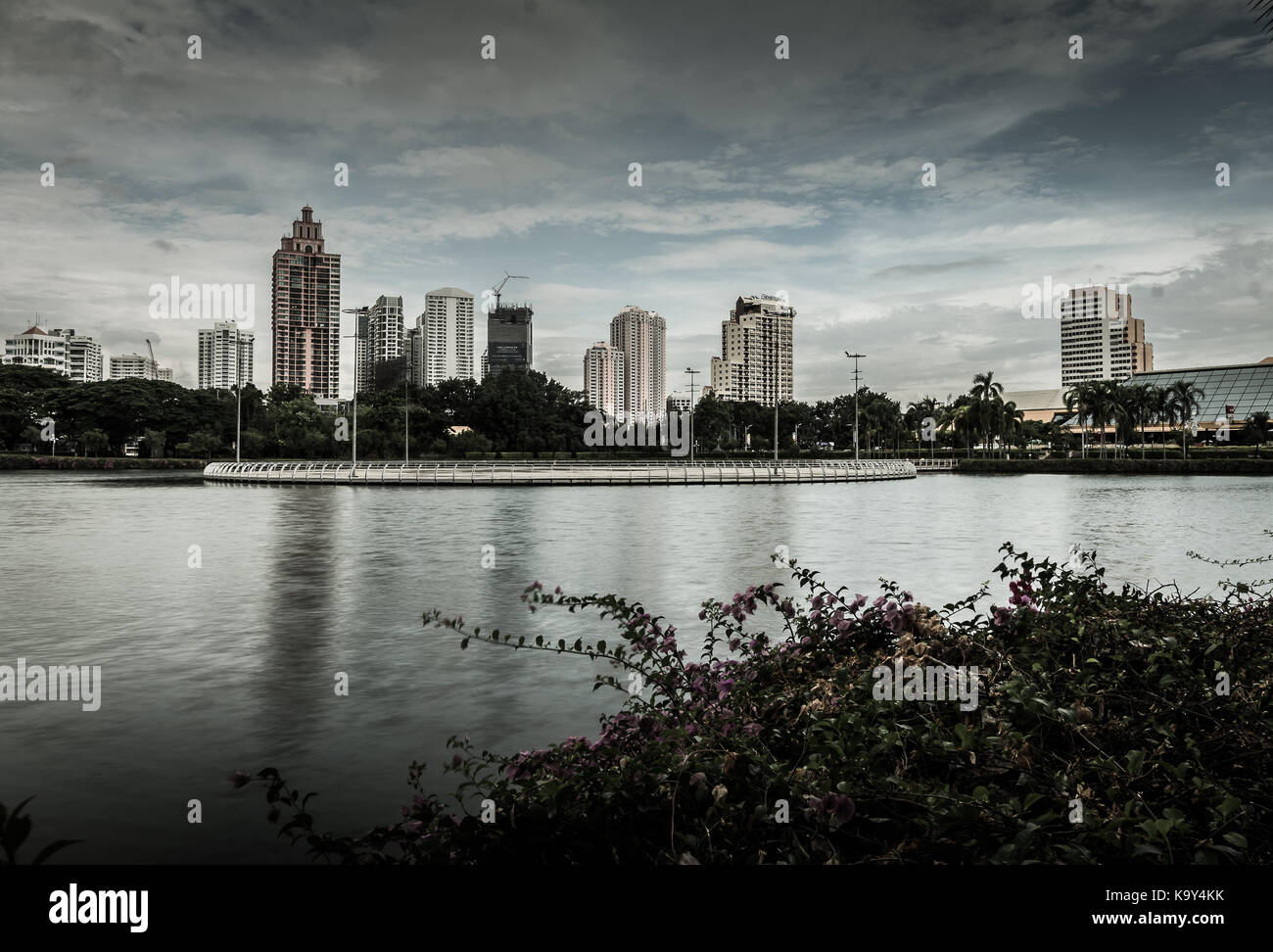 Bangkok, Thailand - 13. September 2015: Landschaft der Stadt Bangkok. Erfassen von benjakitti Park in Bangkok. (Abbildung in Horror Thema bearbeitet). Stockfoto