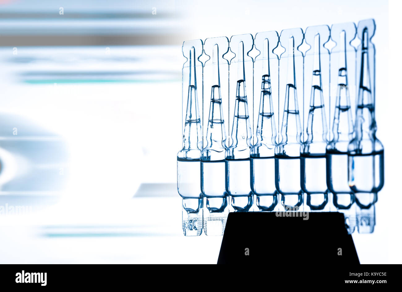 Gruppe von Ampullen mit einem transparenten Medizin in einem medizinischen Labor Stockfoto