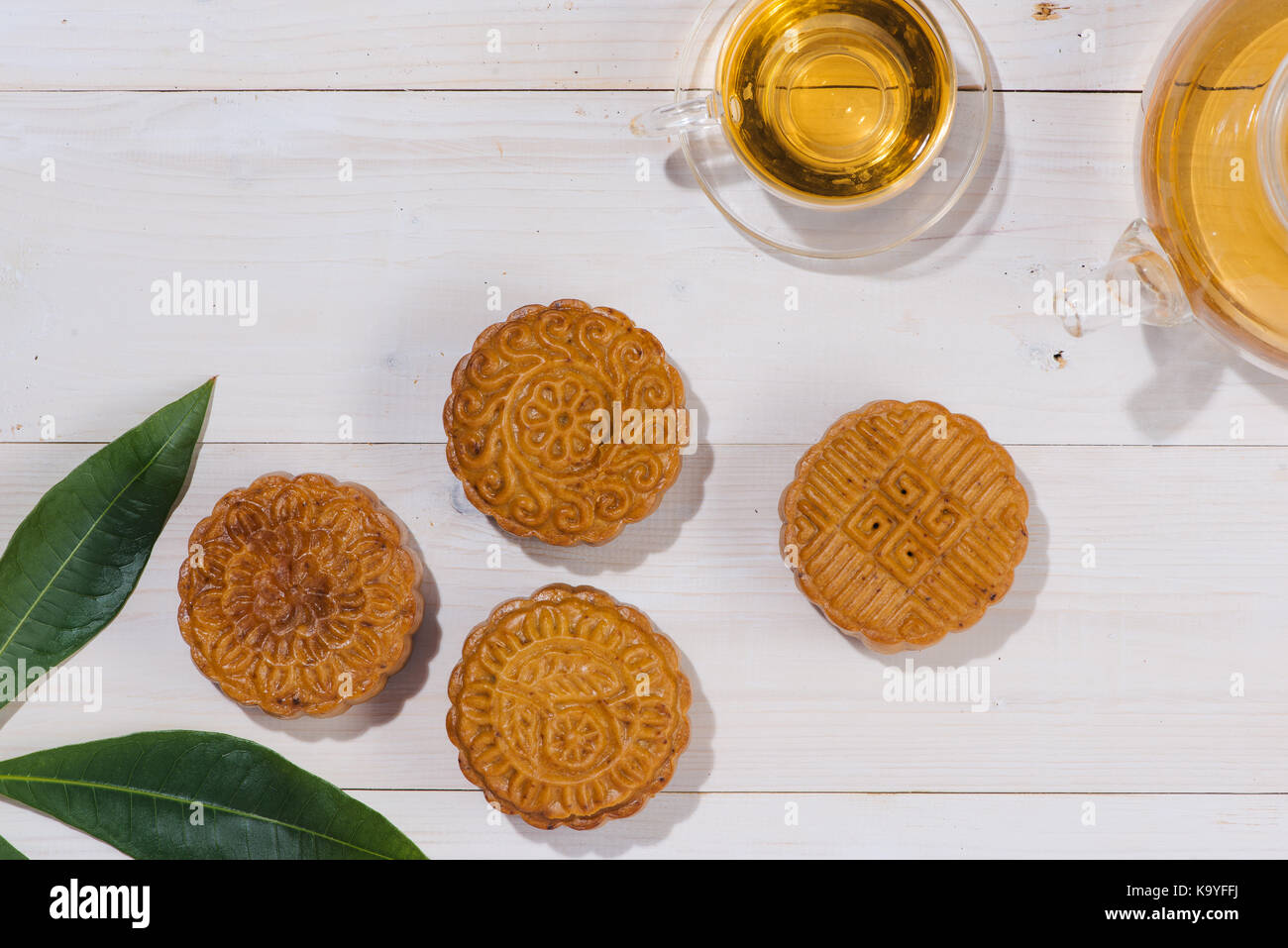 Mooncake und Tee, chinesische Mitte Herbst Festival Essen. Ansicht von oben Stockfoto