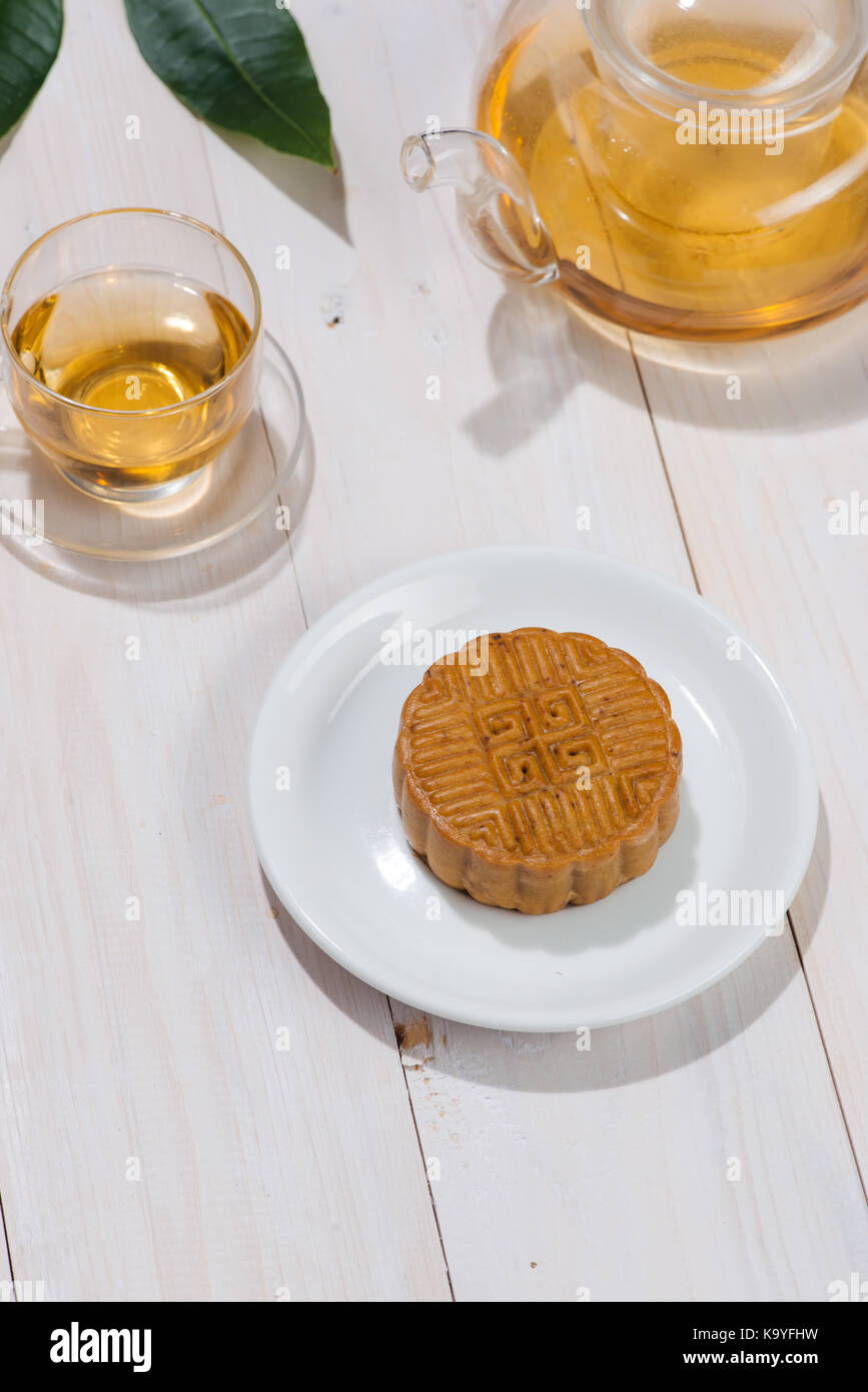 Retro-Vintage-Stil Chinesisch Mitte Herbst Festival Lebensmittel. Traditionelle Mooncakes am gedeckten Tisch Stockfoto