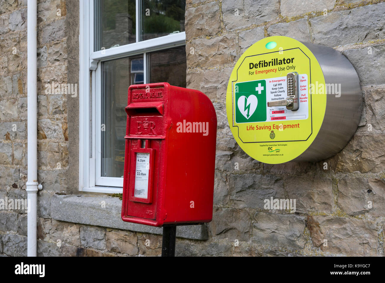 Defibrullator im ländlichen englischen Dorf Gunnerside in Swaledale, Yorkshire Dales, North Yorkshire. Stockfoto