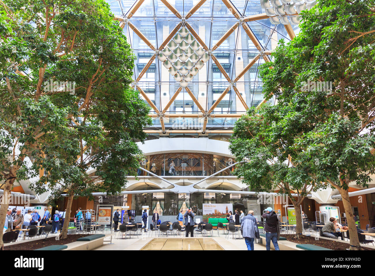 Das Glasdach Struktur und Atrium Portcullis House, Westminster, London, England, Großbritannien Stockfoto