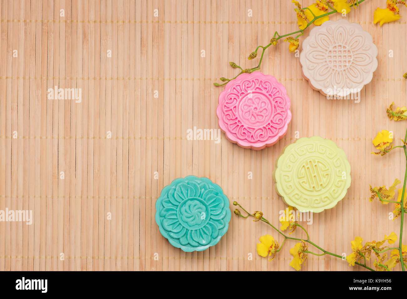 Chinesische traditionelle Köstlichkeit Mooncake auf dem Tisch. Stockfoto