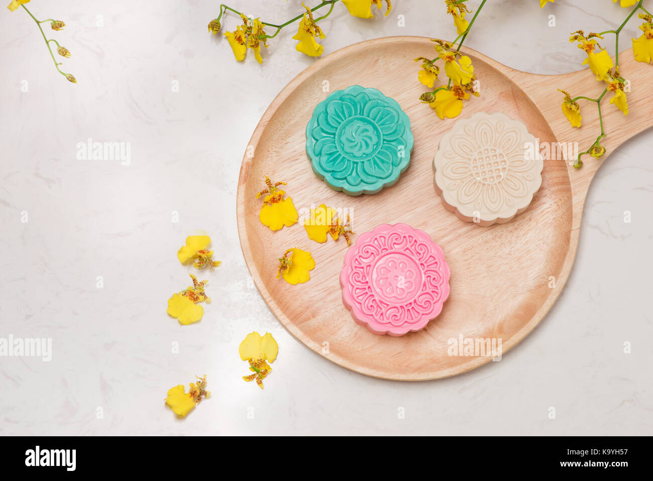 Chinesische traditionelle Köstlichkeit Mooncake auf dem Tisch. Stockfoto