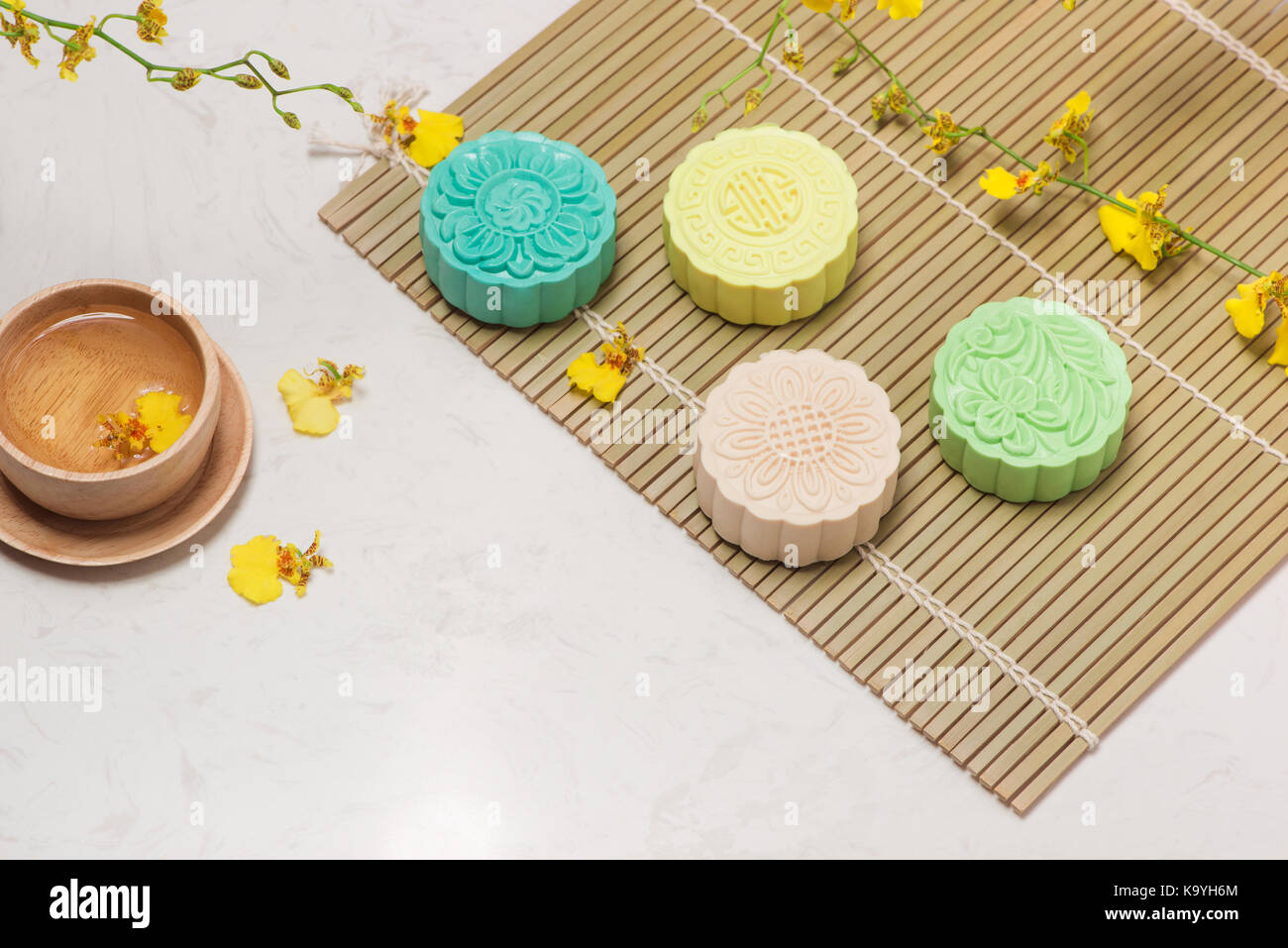 Chinesische traditionelle Köstlichkeit Mooncake auf dem Tisch. Stockfoto