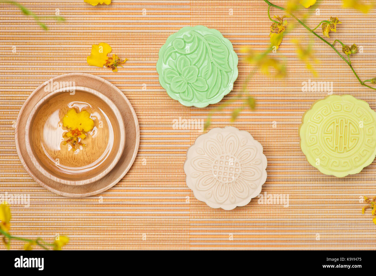 Chinesische traditionelle Köstlichkeit Mooncake auf dem Tisch. Stockfoto