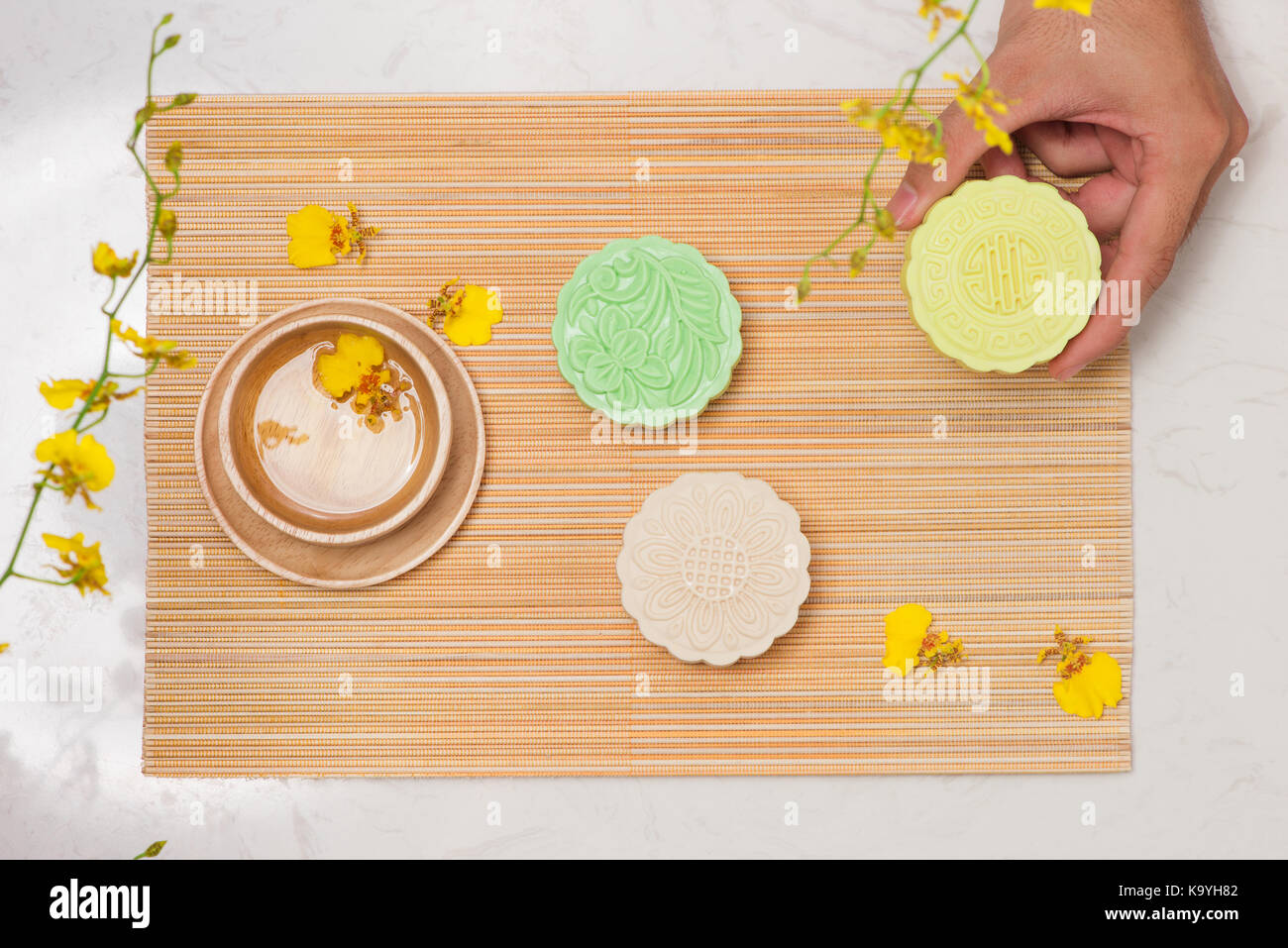 Chinesische traditionelle Köstlichkeit Mooncake auf dem Tisch. Stockfoto