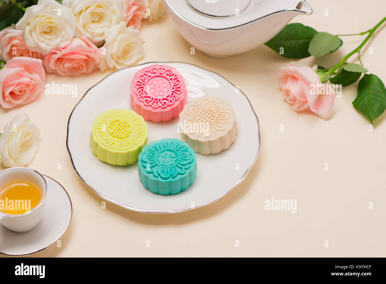 Chinesische traditionelle Köstlichkeit Mooncake auf dem Tisch. Stockfoto
