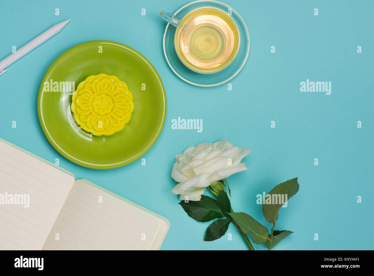 Chinesische traditionelle Köstlichkeit Mooncake auf dem Tisch. Stockfoto