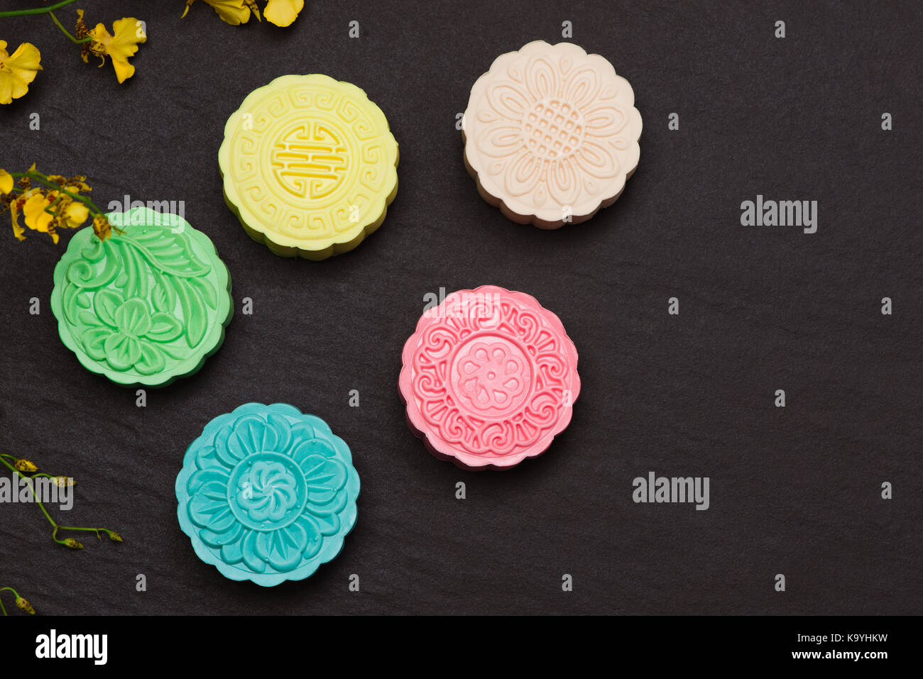 Chinesische traditionelle Köstlichkeit Mooncake auf dem Tisch. Stockfoto