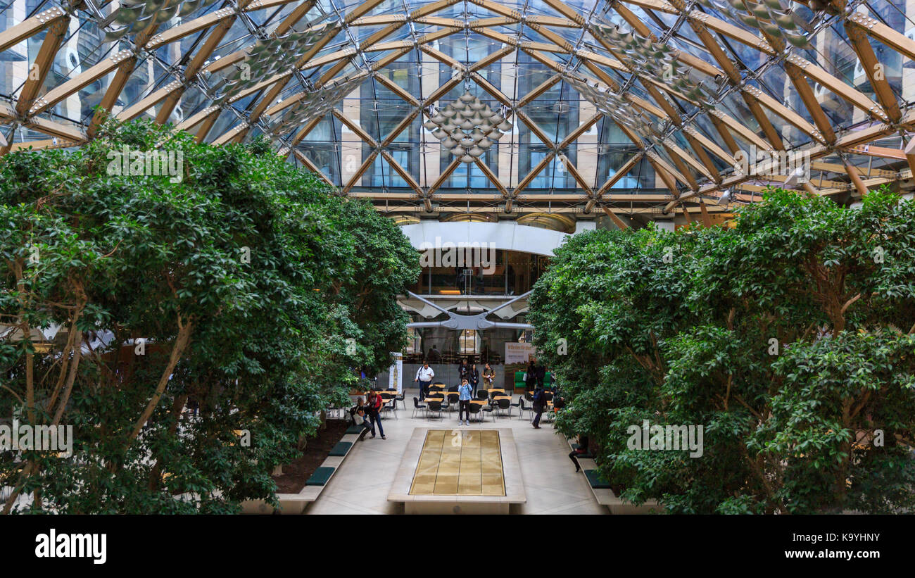 Das Glasdach Struktur und Atrium Portcullis House, Westminster, London, England, Großbritannien Stockfoto