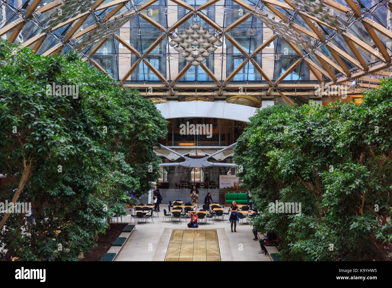 Das Glasdach Struktur und Atrium Portcullis House, Westminster, London, England, Großbritannien Stockfoto