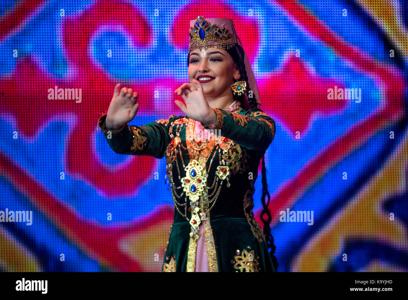 Leistung der Uzbekiston und Navbakhor Lied und Tanz Ensemble Darsteller auf der Bühne des Kremlin Palace während der Tage der Usbekischen Kultur in Mos Stockfoto