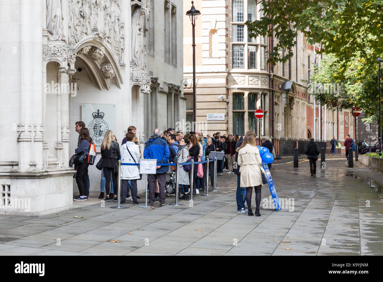 Am Open House Wochenende in Westminster, London, England, Großbritannien, stehen vor dem Obersten Gerichtshof der Vereinigten Königreich Schlange Stockfoto