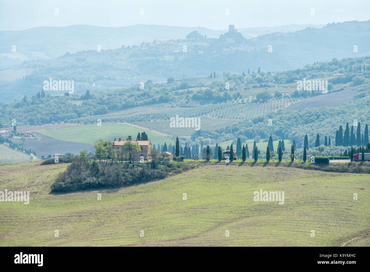 Schöne ländliche Landschaft des Val d'Orcia in der Nähe von Siena in der Toskana, Italien. Stockfoto