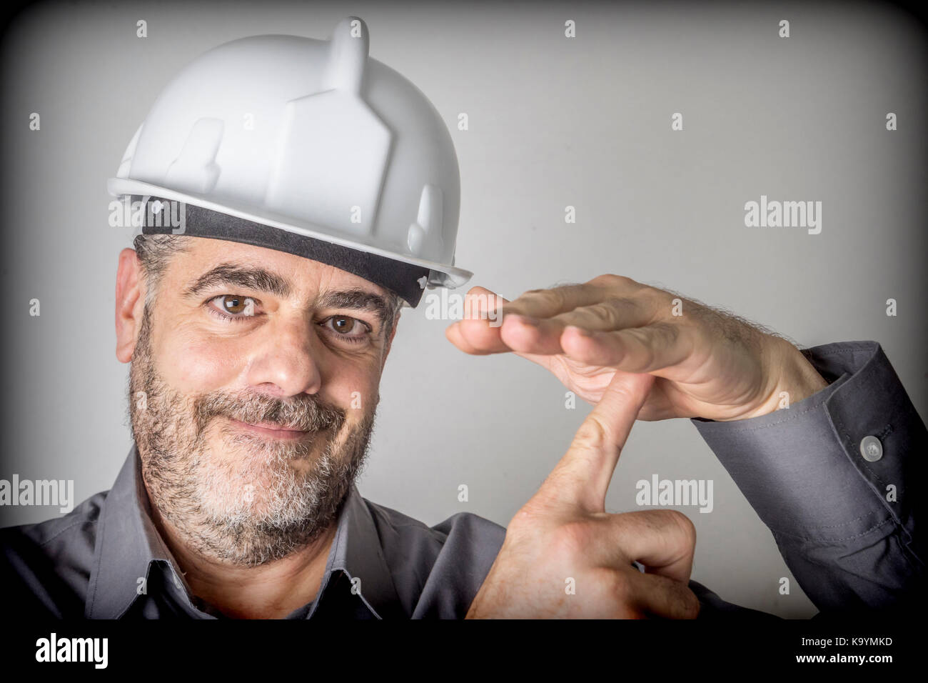 Bauarbeiter macht ein Zeichen von Ausfallzeiten und Rest Stockfoto