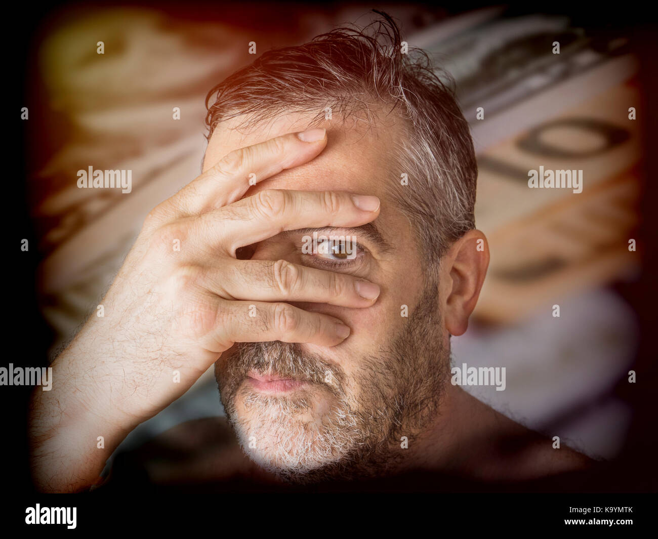 Mann mit beiden Händen auf seinem Gesicht sehen lassen, ein Auge, digitale Komposition Stockfoto