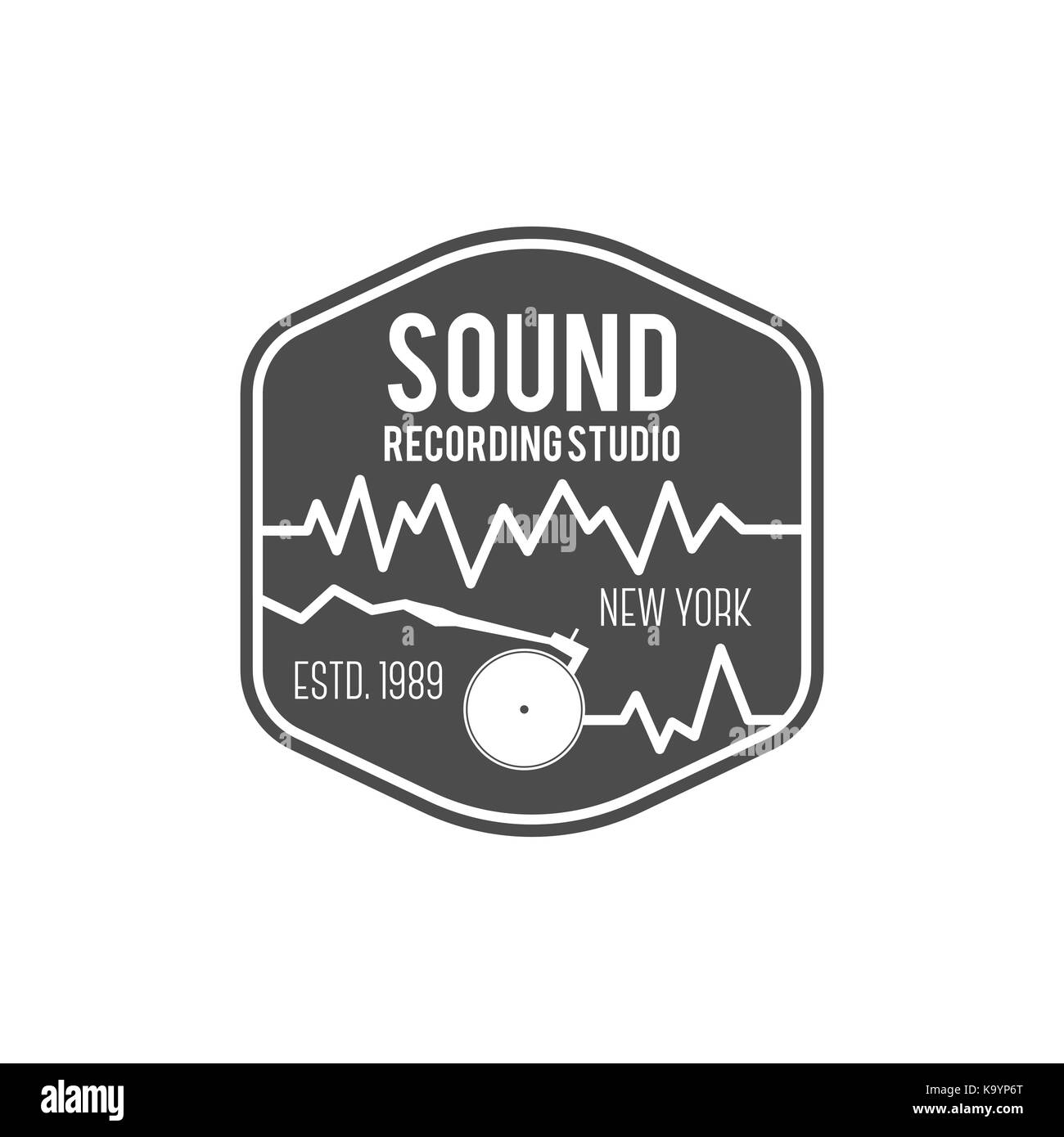 Sound Recording Studio vektor Label, Abzeichen, Emblem logo mit Musikinstrument. Vektor Illustration auf weißem Hintergrund Stock Vektor