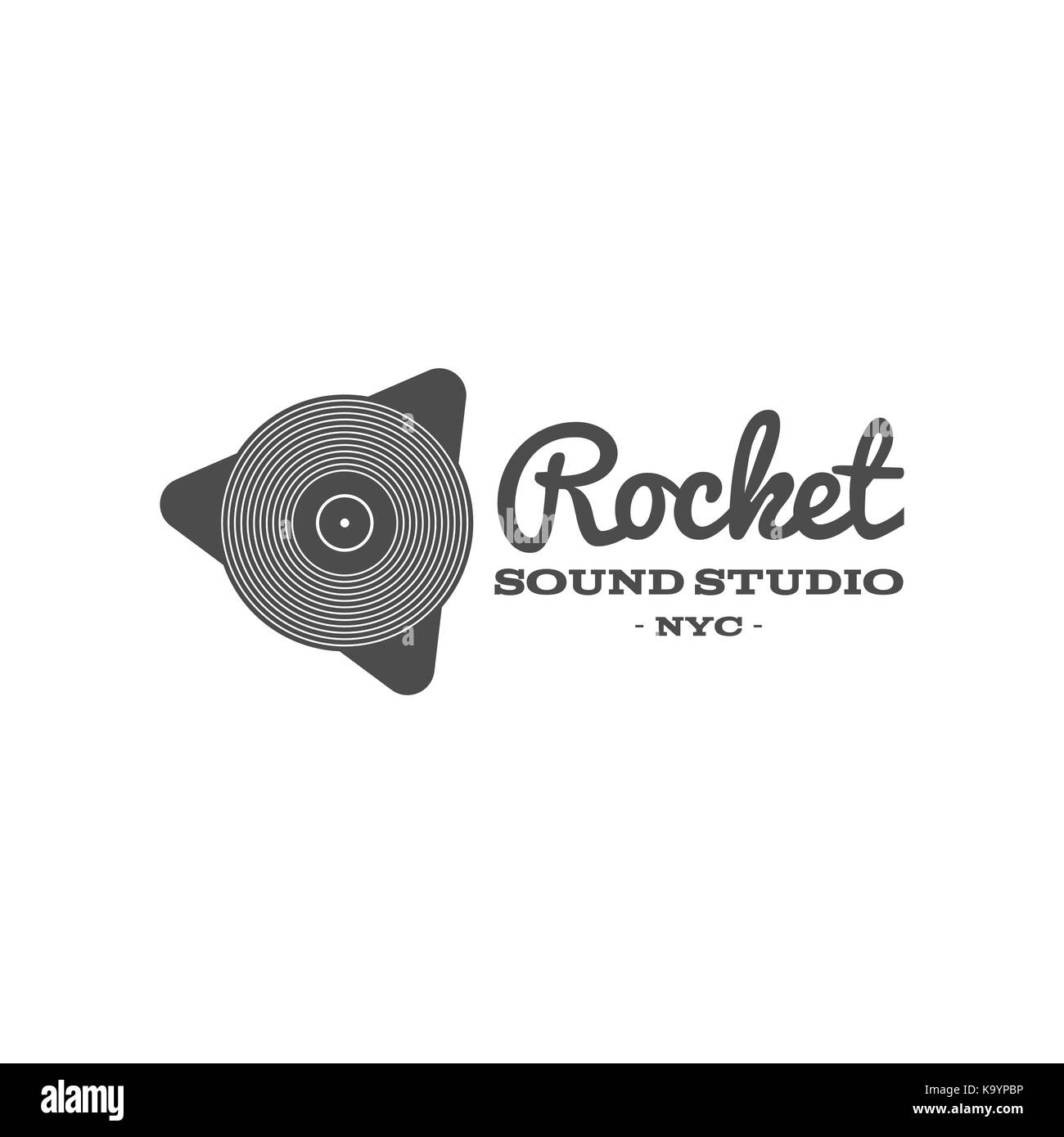 Rakete, Sound Studio vektor Label, Abzeichen, Emblem logo mit Musikinstrument. Vektor Illustration auf weißem Hintergrund Stock Vektor