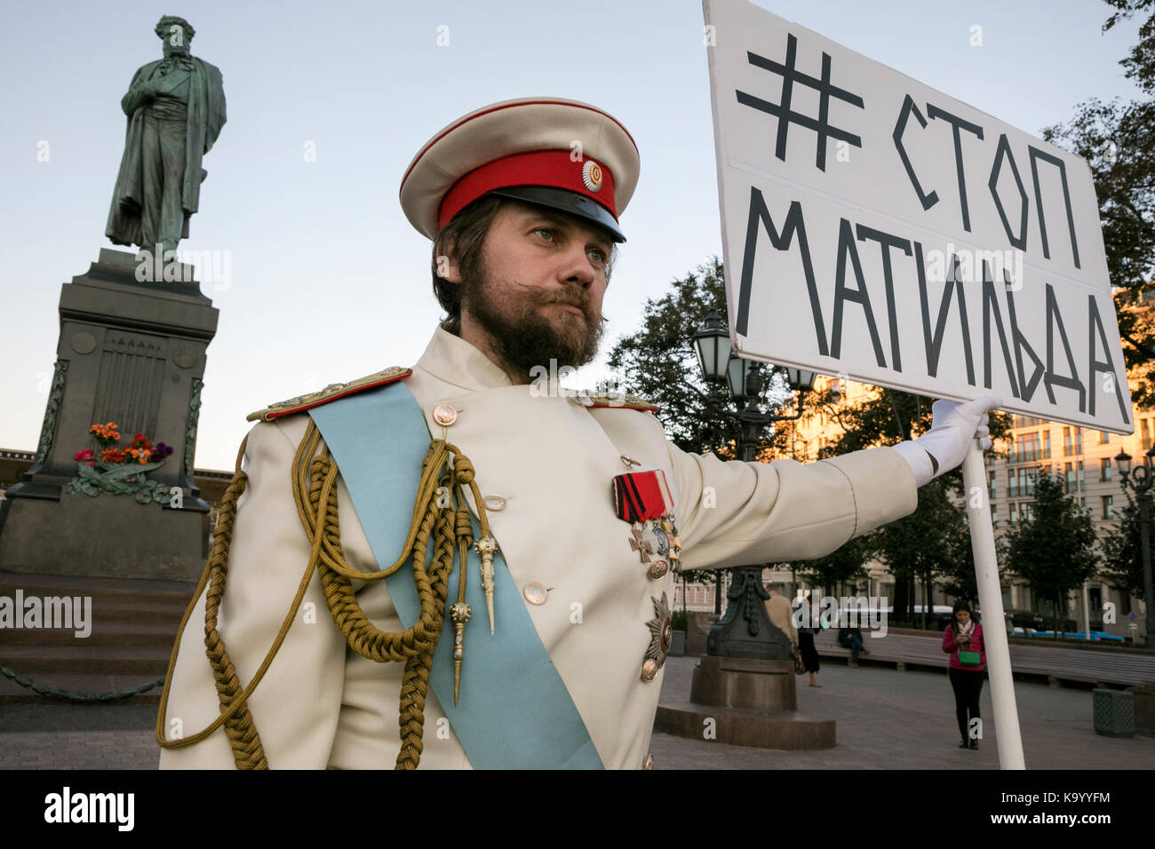 Ein Mann hält Banner mit der Aufschrift top Matilda' am Puschkin-Platz gegen Anfang des Films die Screening Alexei Uchitel 'Matilda' in Moskau Stockfoto