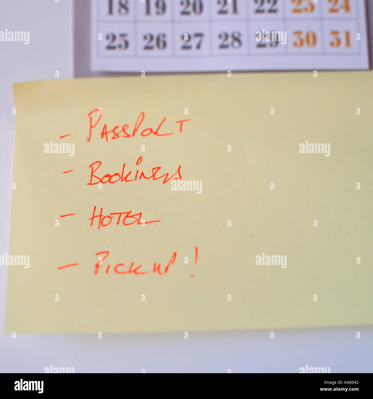 Post-it-Notizen und Kalender auf Kühlschrank mit Erinnerungen an Reisen Stockfoto
