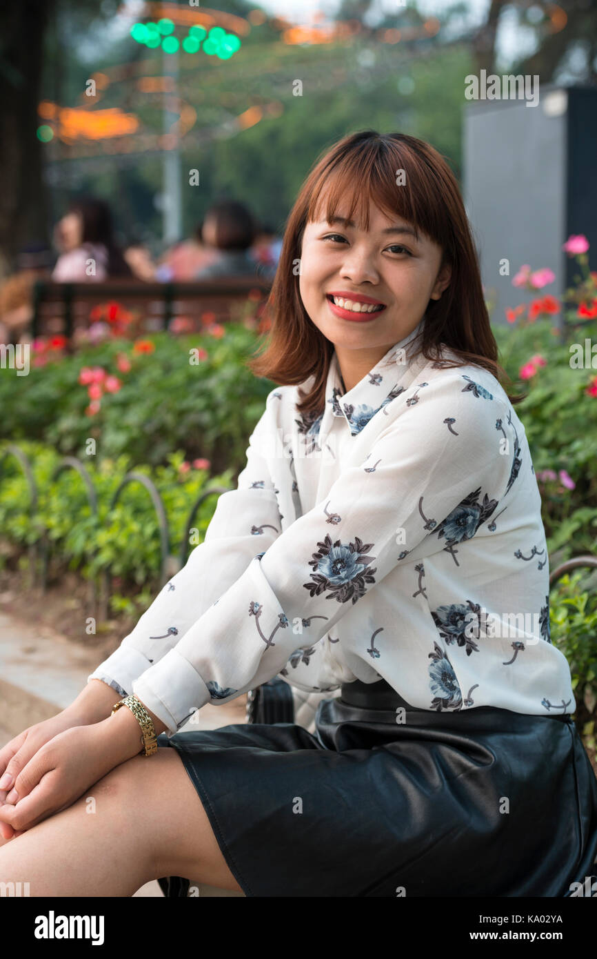 Junge Frau entspannend in der Nähe von See Hoan Kiem, Hanoi, Vietnam Stockfoto