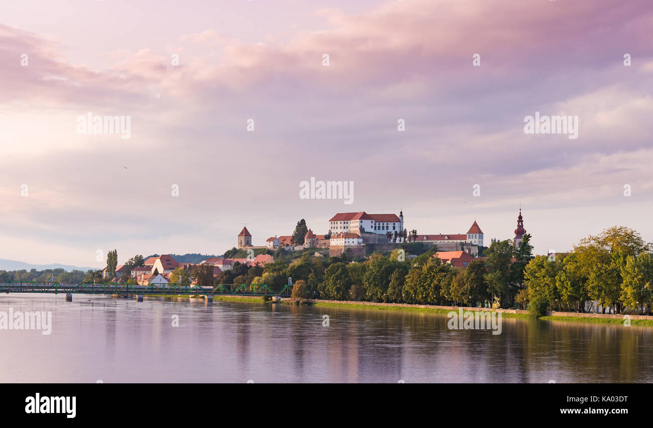 Ptuj, Slowenien, Panorama-aufnahme der ältesten Stadt in Slowenien mit einer Burg mit Blick auf die Altstadt von einem Hügel und der Drau unter Stockfoto