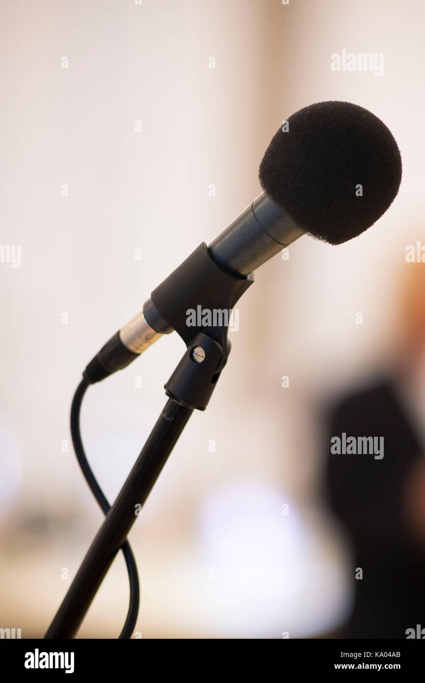 Ein Mikrofon während eines Konzerts. Stockfoto