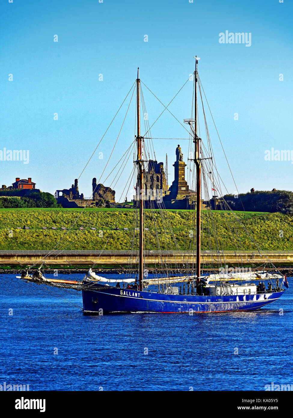 Tynemouth Nordsee Ausbildung Schoner Gallant segeln Vergangenheit das Priorat Schloss und Herrn Collingwoods Denkmal Stockfoto