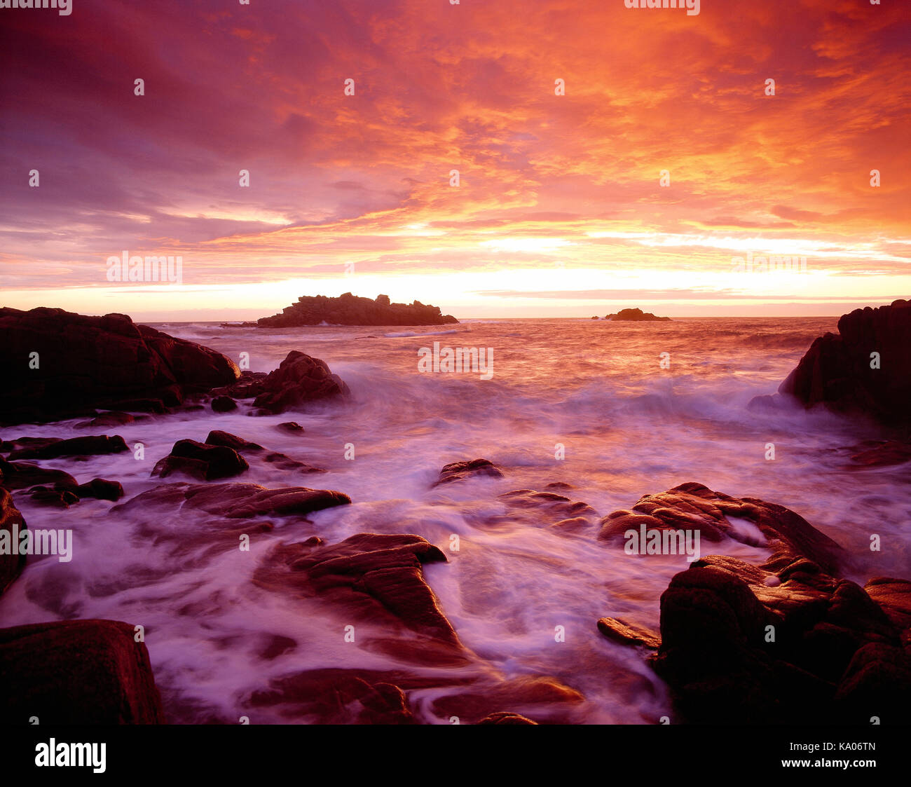 Guernsey. An der felsigen Küste bei Sonnenuntergang. Stockfoto