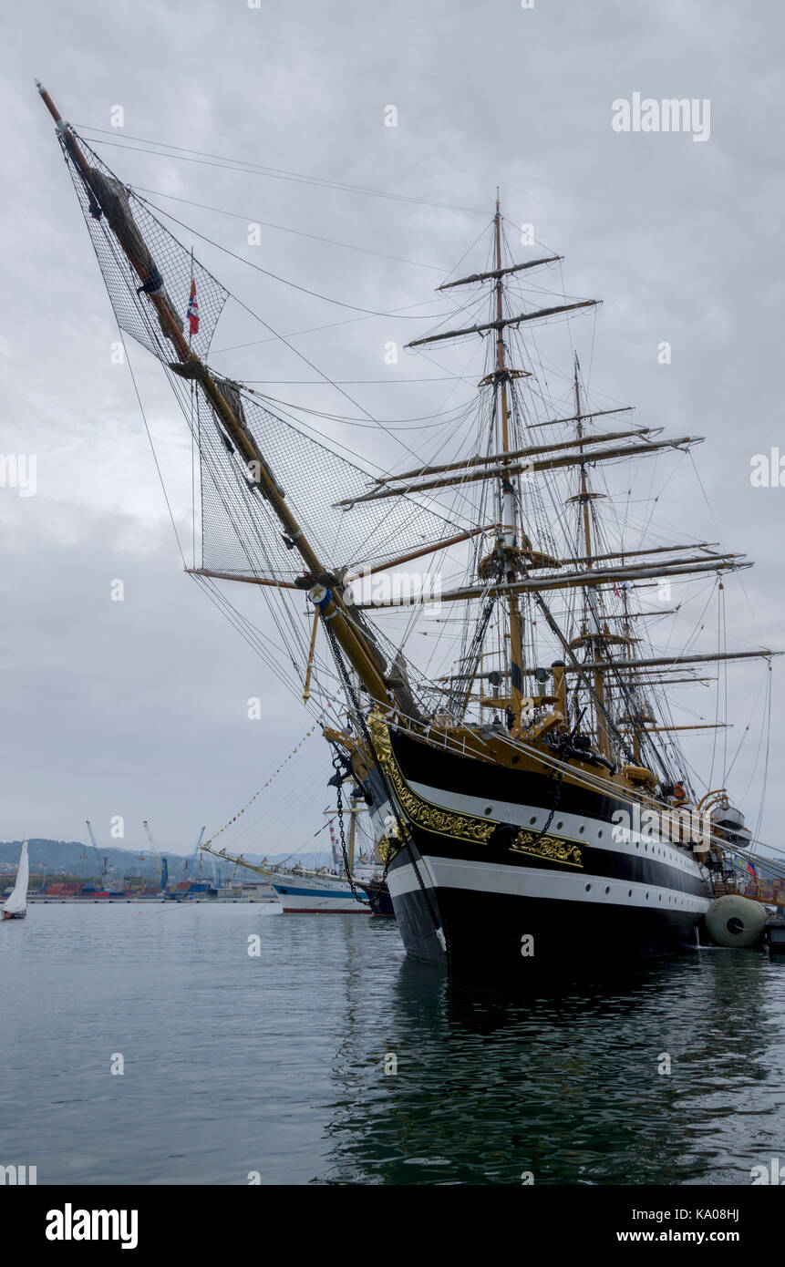 Das volltakelte Schiff Amerigo Vespucci legte nach einem großen Schiffsrennen in ihrem Heimathafen La Spezia Italien an. Stockfoto