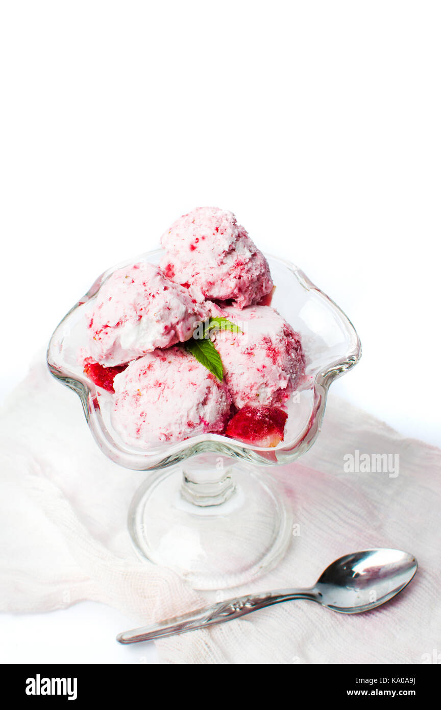 Obst Eis mit Beeren in einer Schale auf Weiß Stockfoto
