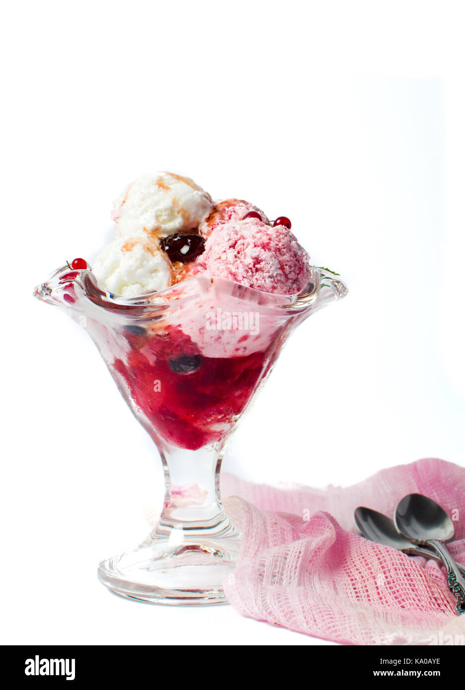 Obst Eis mit Beeren in einer Schale auf Weiß Stockfoto