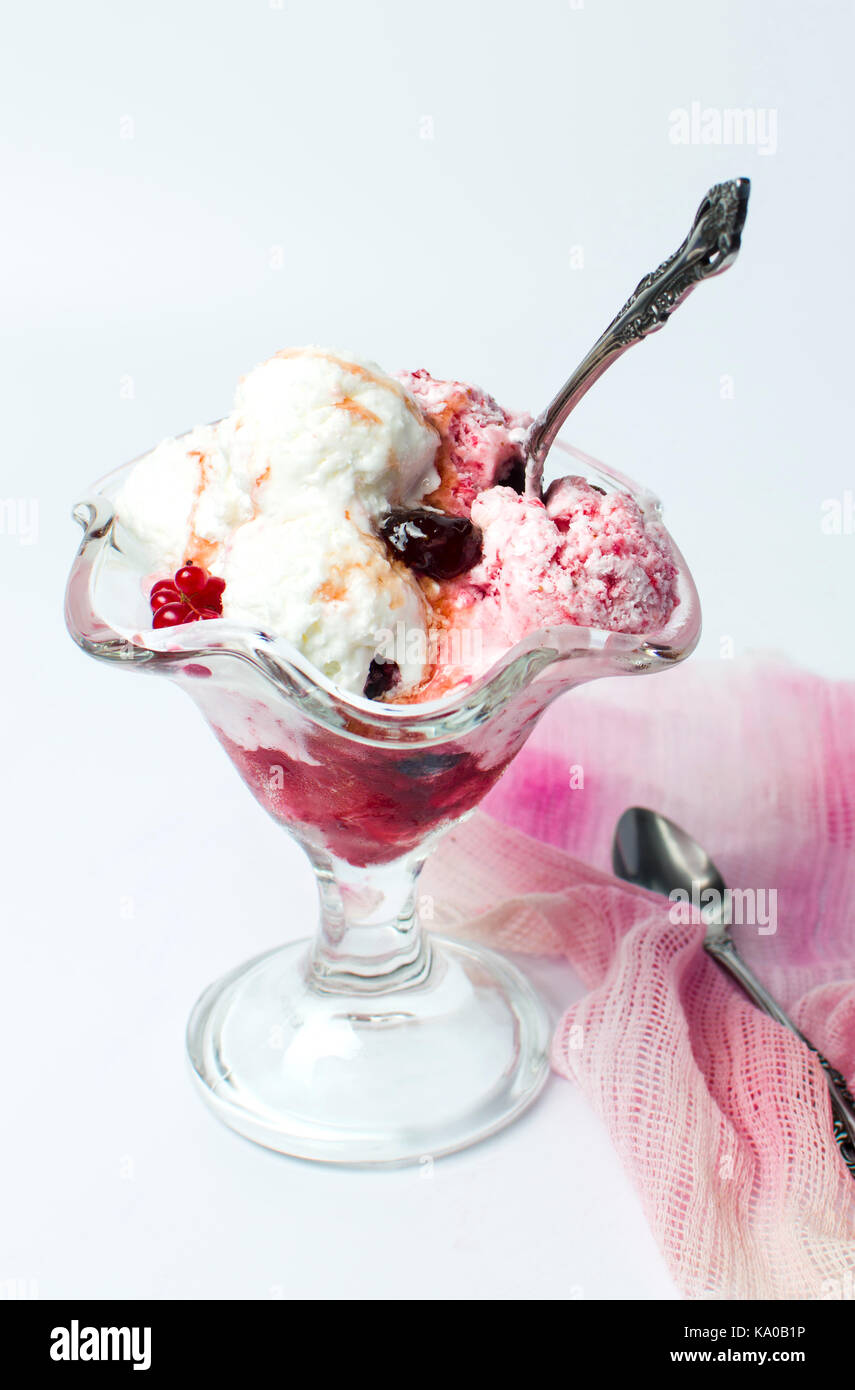 Berry Obst Eis in einem Becher om weißer Tisch Stockfoto