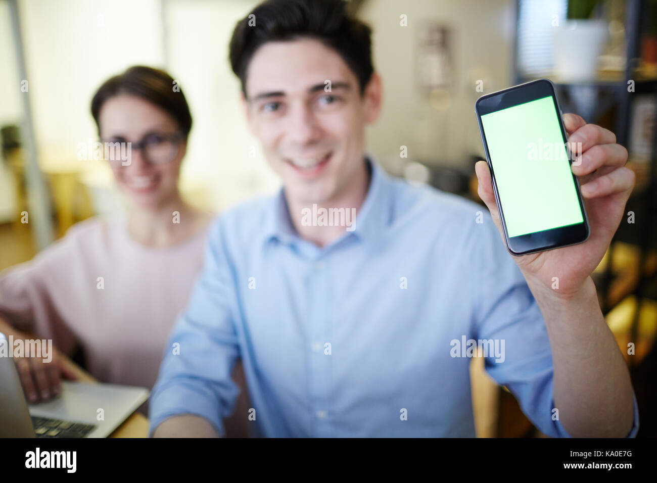 Portrait von lächelnden Manager mit Smartphone Stockfoto