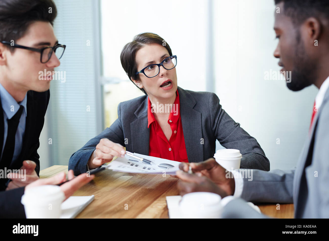 Die Analyse von Finanzdaten mit Kollegen Stockfoto