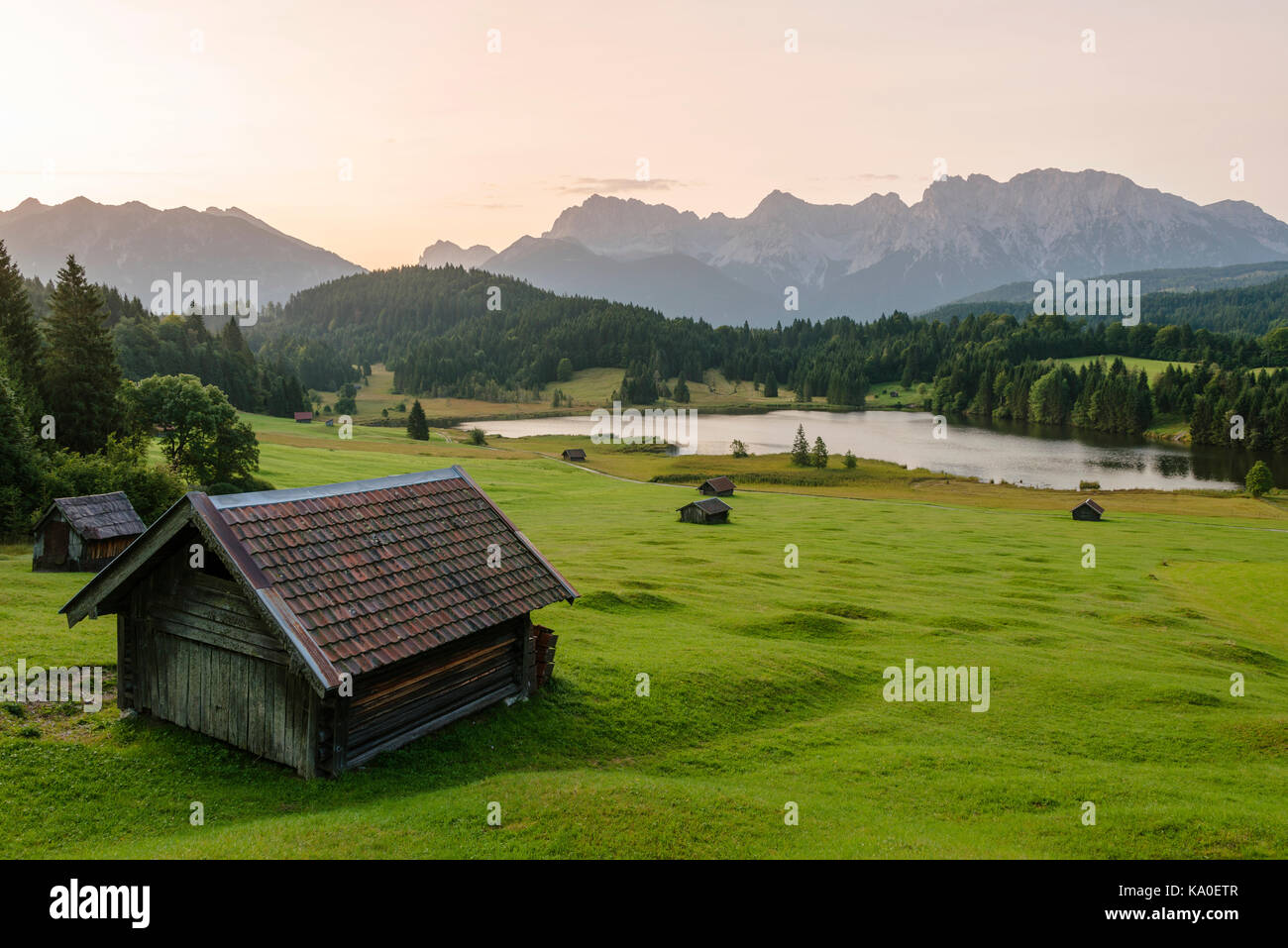 See Geroldsee bei Sonnenaufgang, Mittenwald, Karwendel, Alpen, Bayern, Deutschland Stockfoto