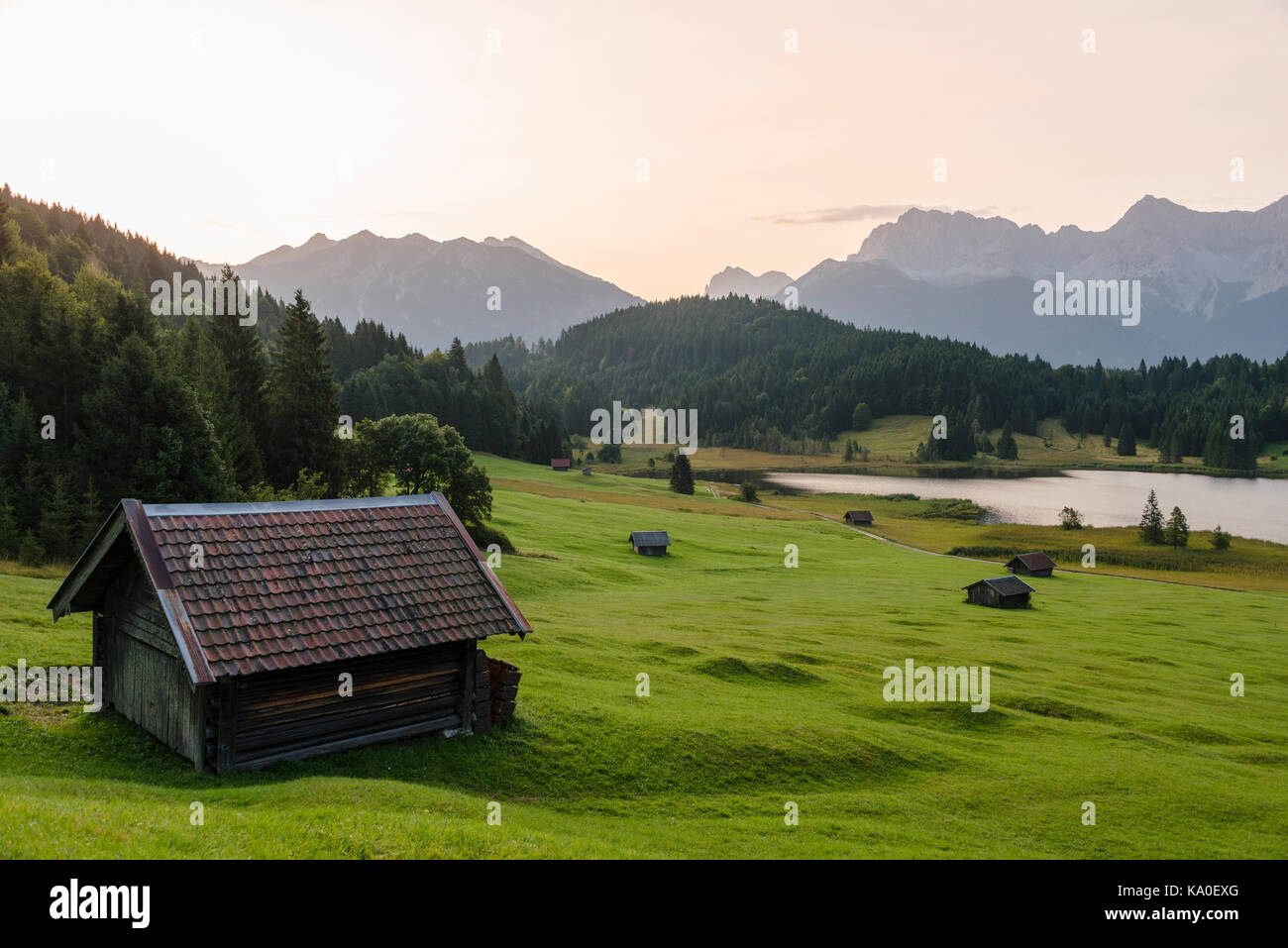 See Geroldsee bei Sonnenaufgang, Mittenwald, Karwendel, Alpen, Bayern, Deutschland Stockfoto