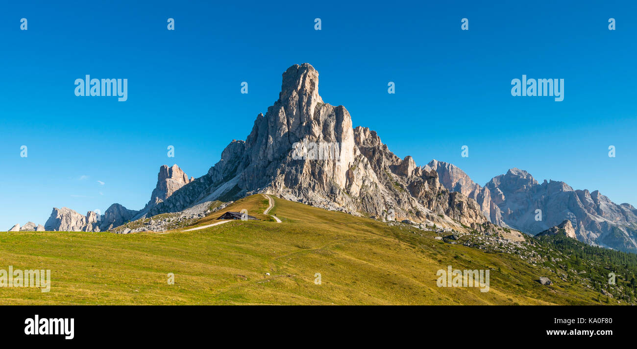 Passo di Giau, Giau Pass, at the back peaks of La Gosela Nuvolau and Averau, on the right Tofane, Dolomites, South Tyrol Stockfoto