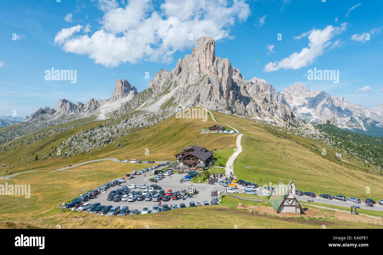 Parking lot with guesthouse, Passo di Giau, Giau Pass, at the back peaks of La Gosela Nuvolau and Averau, on the right Tofane Stockfoto