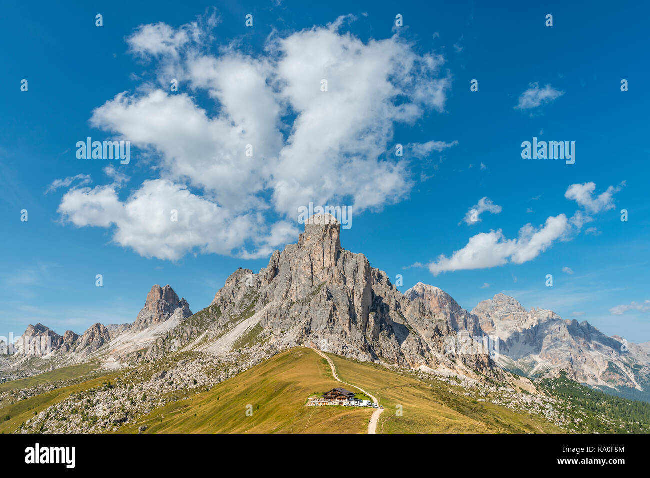 Passo di Giau, Giau Pass, at the back peaks of La Gosela Nuvolau and Averau, on the right Tofane, Dolomites, South Tyrol Stockfoto