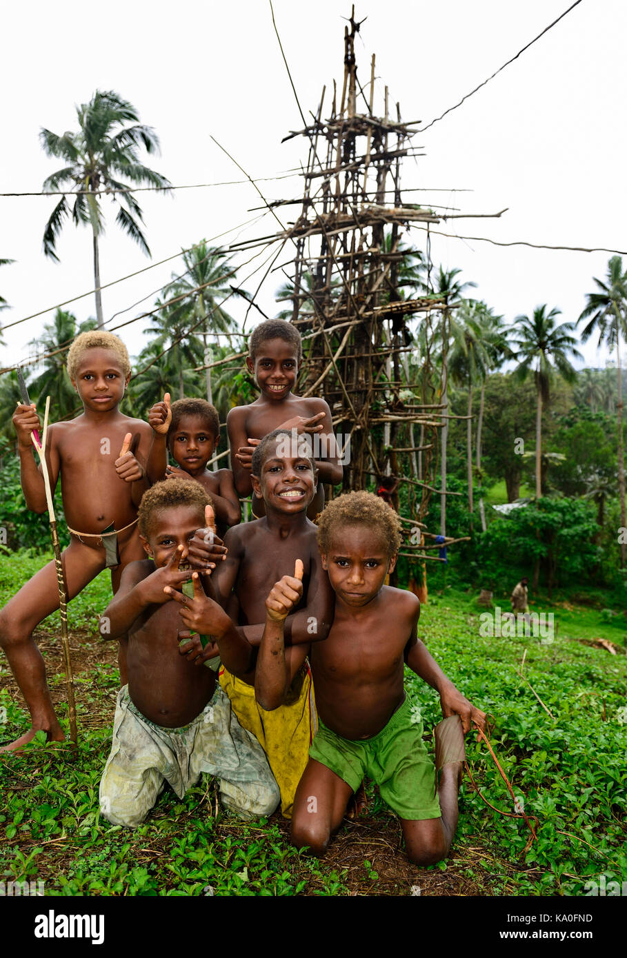 Native Kinder posieren, Wali Dorf, Pfingsten Insel, Vanuatu, Südsee, Ozeanien Stockfoto