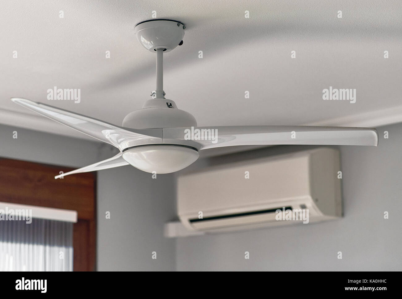 Deckenventilator und Klimaanlage Stockfotografie - Alamy