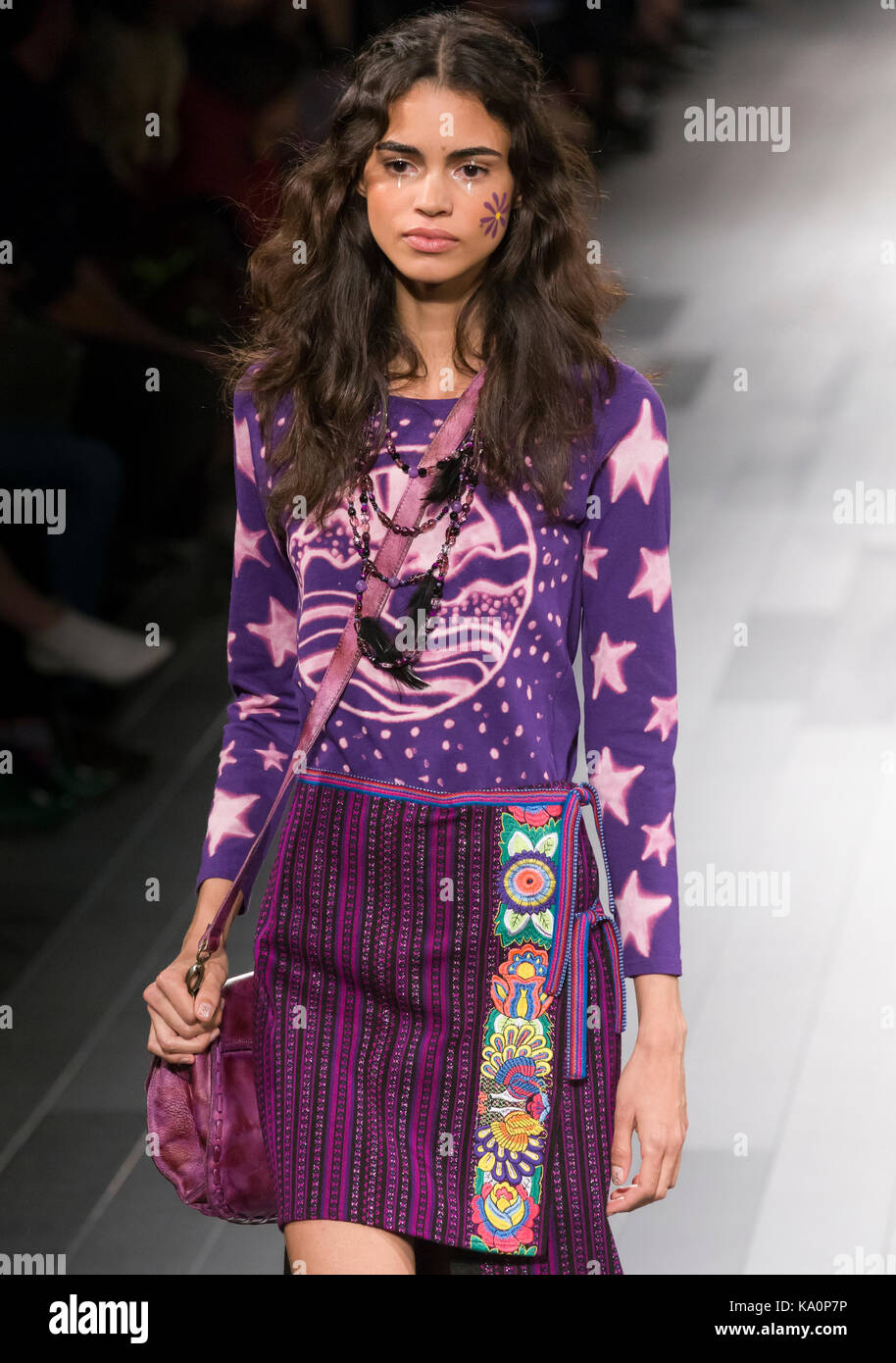 NEW YORK, NY - 11. September 2017: Mariana Santana geht der Start- und Landebahn am Anna Sui Frühjahr Sommer 2018 fashion show während der New York Fashion Week Stockfoto